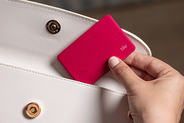 Tile Slim ピンクをバックに入れる