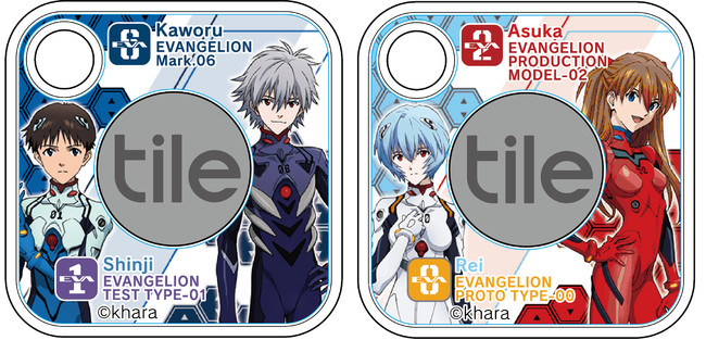 碇シンジ(いかりしんじ)、渚カヲル(なぎさ かをる)デザイン、綾波レイ(あやなみ れい)、式波・アスカ・ラングレー(しきなみ・あすか・らんぐれー)の姿がデザインされた「Tile Mate」